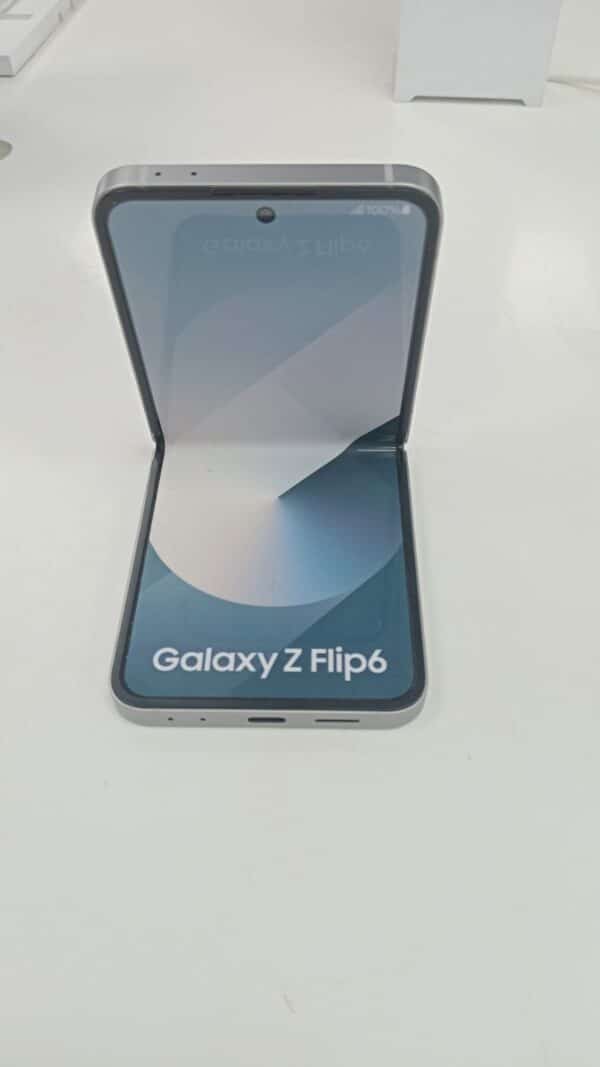 Samsung Galaxy Z Flip6 - Image 2