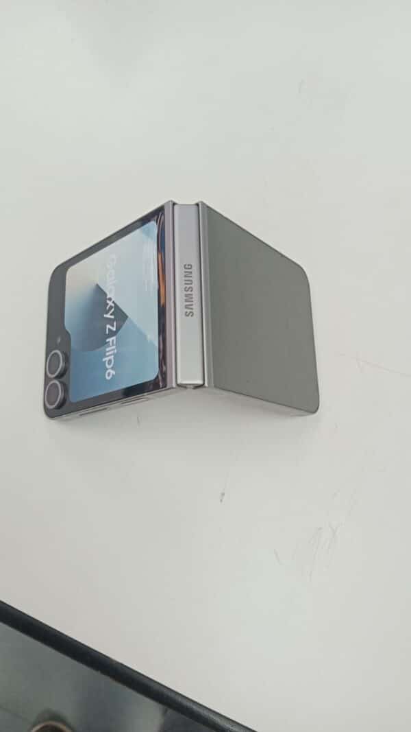 Samsung Galaxy Z Flip6 - Image 3